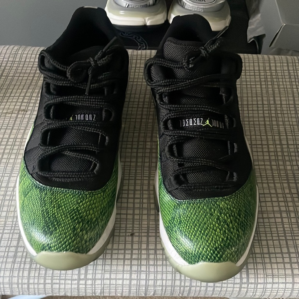 Jordan 11 low top nightshade